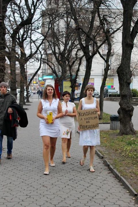 В Тернополе девушки в летних платьях собирали деньги на теплую одежду бойцам АТО