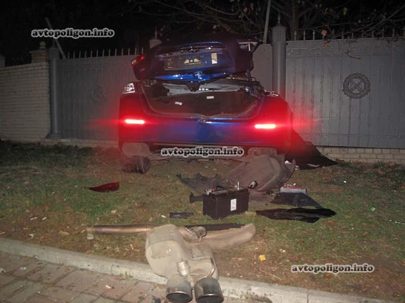 В Киеве парни на Maserati врезались в столб: автомобиль разорвало на части