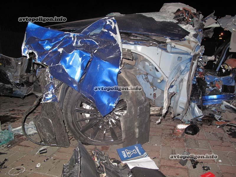 В Киеве парни на Maserati врезались в столб: автомобиль разорвало на части