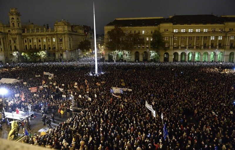 "Мы здесь, чтобы похоронить систему". Будапешт охватили массовые протесты