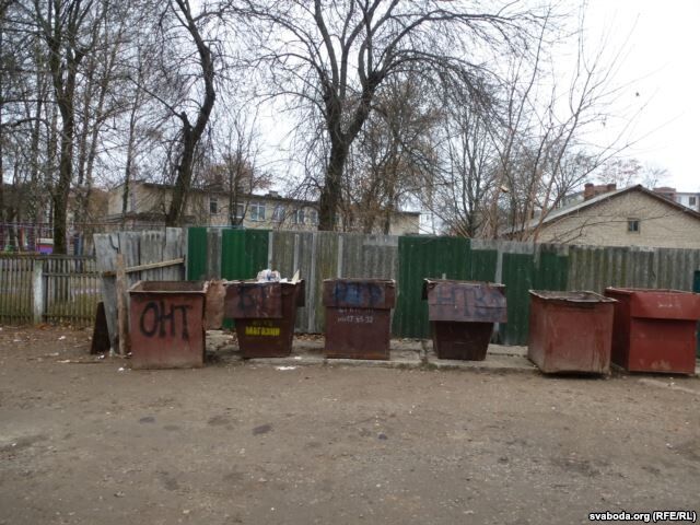 В Беларуси мусорные баки украсили логотипами российских телеканалов: опубликованы фото