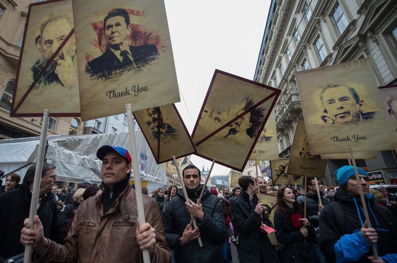 У Празі зібрався свій Майдан: 100 тисяч чехів показали президенту червону картку. Опубліковані відео та фото