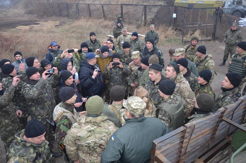 У бійців АТО побувала "інспектор Фреймут": опубліковано фото