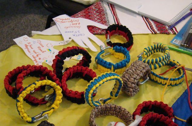 Київські діти плетуть чудо-браслети для військових. Фотофакт