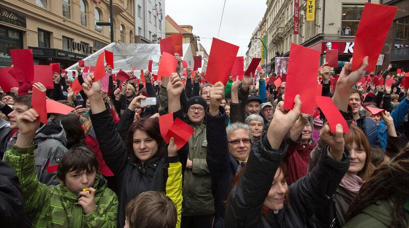 Тысячи протестующих чехов забросали президента яйцами: опубликованы фото и видео