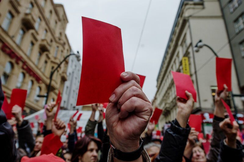 У Празі зібрався свій Майдан: 100 тисяч чехів показали президенту червону картку. Опубліковані відео та фото