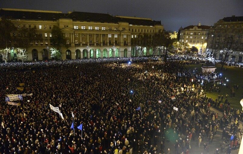 "Мы здесь, чтобы похоронить систему". Будапешт охватили массовые протесты