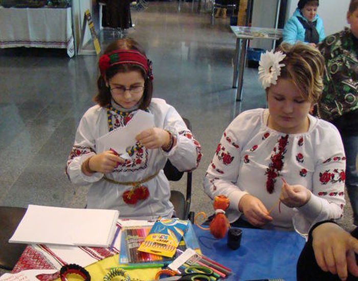 Київські діти плетуть чудо-браслети для військових. Фотофакт