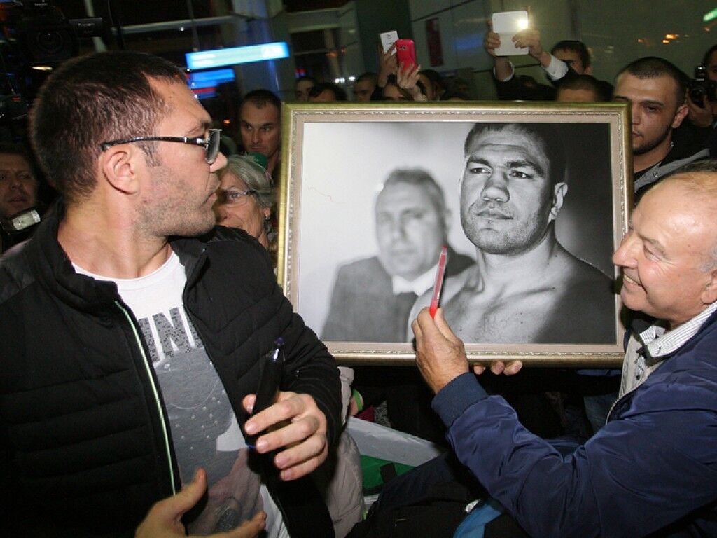 Из нокаута в объятия. Как болгары встречали Пулева после поражения от Кличко