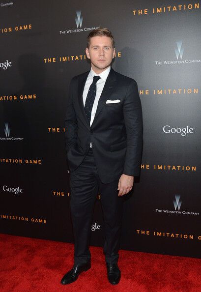 Камбербэтч с невестой на красной дорожке (а у Киры Найтли опять чудесное платье)