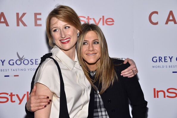 А теперь клетчатая Дженнифер Энистон на красной дорожке (клетка в тренде)