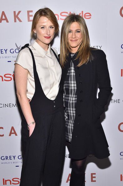 А теперь клетчатая Дженнифер Энистон на красной дорожке (клетка в тренде)