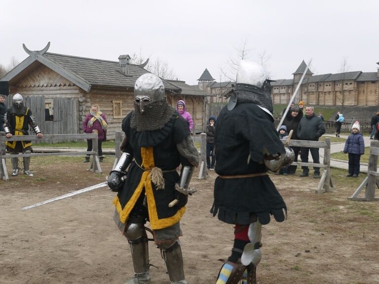 В Древнем Киеве прошел турнир по историческому фехтованию: в стороне никто не остался
