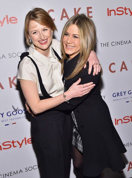 А теперь клетчатая Дженнифер Энистон на красной дорожке (клетка в тренде)