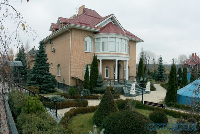 Маєтки втікачів українських чиновників: в будинку у Пшонки можна переночувати, а Межигір'я пустує