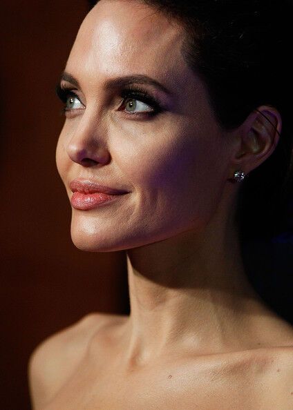 Анджелина Джоли в очень красивом платье на премьере "Несломленного"