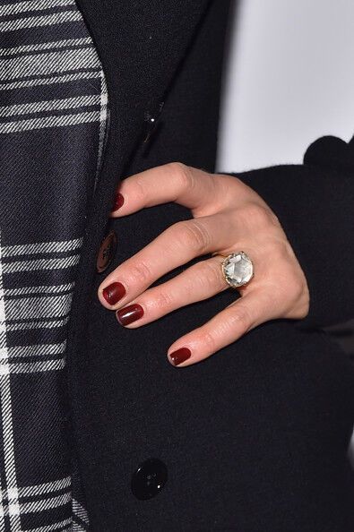 А теперь клетчатая Дженнифер Энистон на красной дорожке (клетка в тренде)