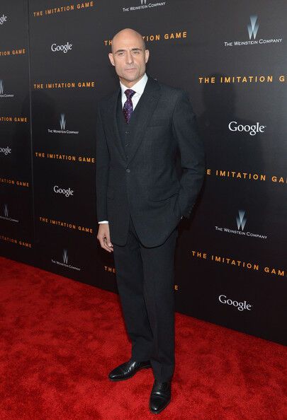 Камбербэтч с невестой на красной дорожке (а у Киры Найтли опять чудесное платье)