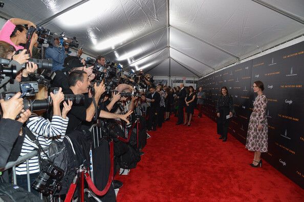 Камбербэтч с невестой на красной дорожке (а у Киры Найтли опять чудесное платье)