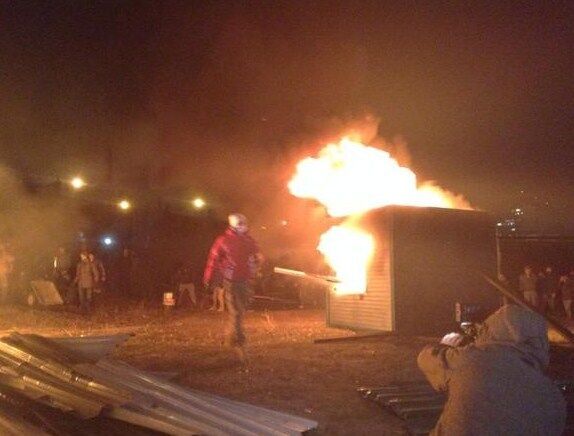 На Осокорках опять сожгли забор вокруг скандальной застройки: опубликованы фото