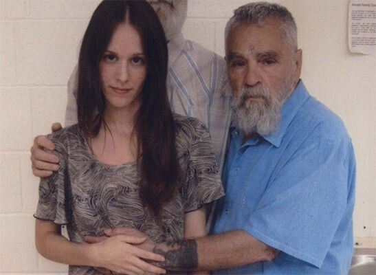 В американской тюрьме 80-летний серийный убийца женился на молодой фанатке