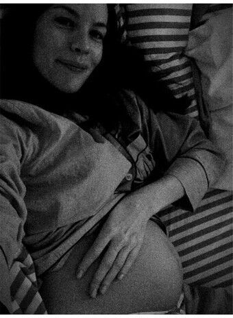 Лив Тайлер опубликовала "беременное" селфи