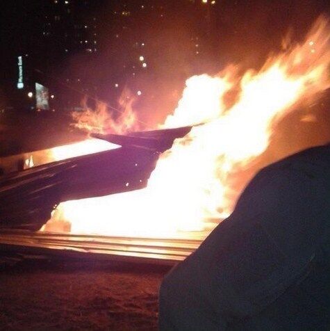 На Осокорках знову спалили паркан навколо скандальної забудови: опубліковано фото