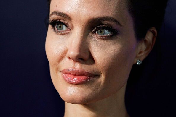 Анджелина Джоли в очень красивом платье на премьере "Несломленного"