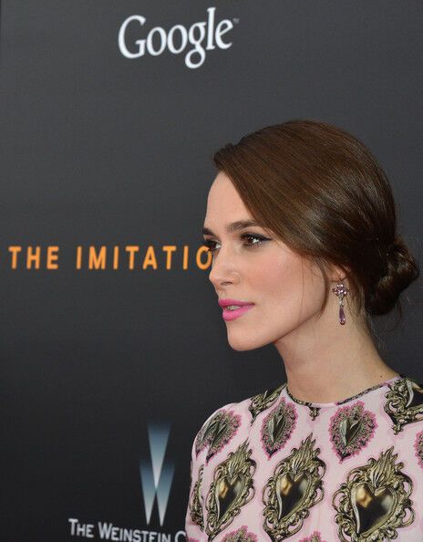 Камбербэтч с невестой на красной дорожке (а у Киры Найтли опять чудесное платье)