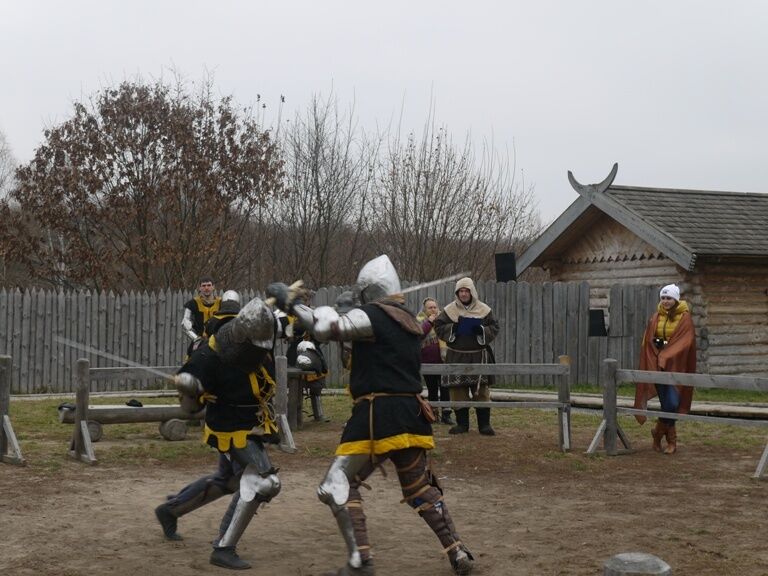 В Древнем Киеве прошел турнир по историческому фехтованию: в стороне никто не остался