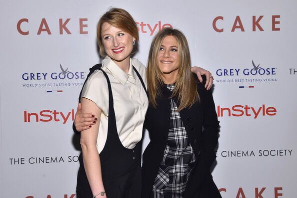 А теперь клетчатая Дженнифер Энистон на красной дорожке (клетка в тренде)