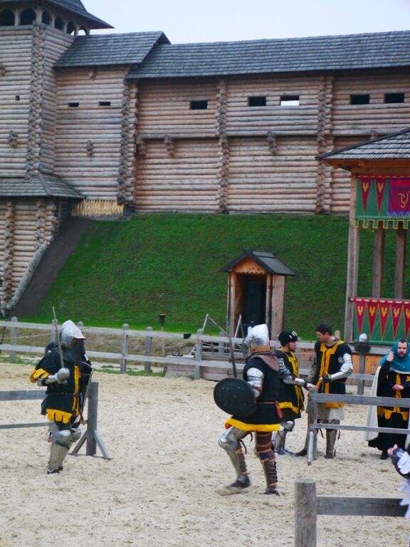 В Древнем Киеве прошел турнир по историческому фехтованию: в стороне никто не остался