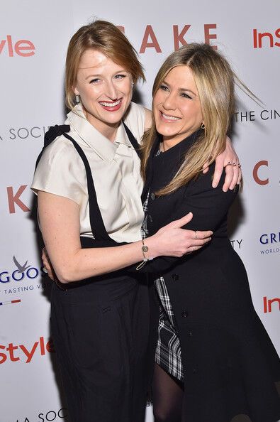 А теперь клетчатая Дженнифер Энистон на красной дорожке (клетка в тренде)