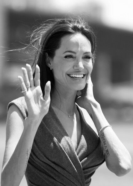 Анджелина Джоли на фотоколле: легкое декольте и много-много смеха 