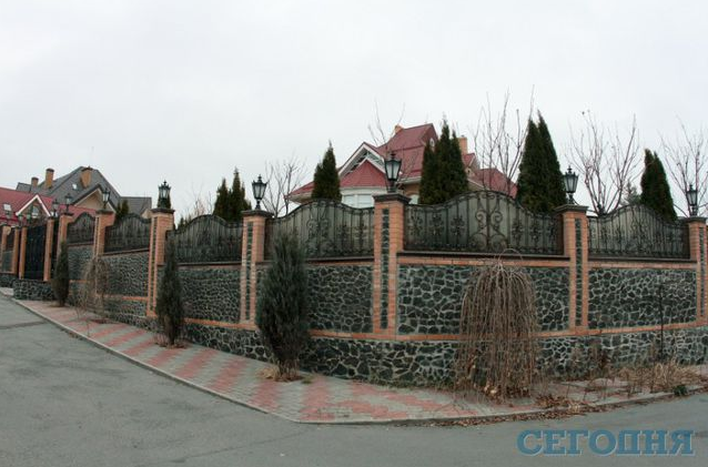 Маєтки втікачів українських чиновників: в будинку у Пшонки можна переночувати, а Межигір'я пустує