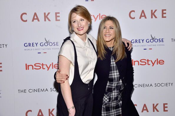 А теперь клетчатая Дженнифер Энистон на красной дорожке (клетка в тренде)