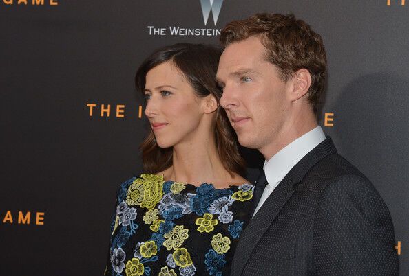 Камбербэтч с невестой на красной дорожке (а у Киры Найтли опять чудесное платье)