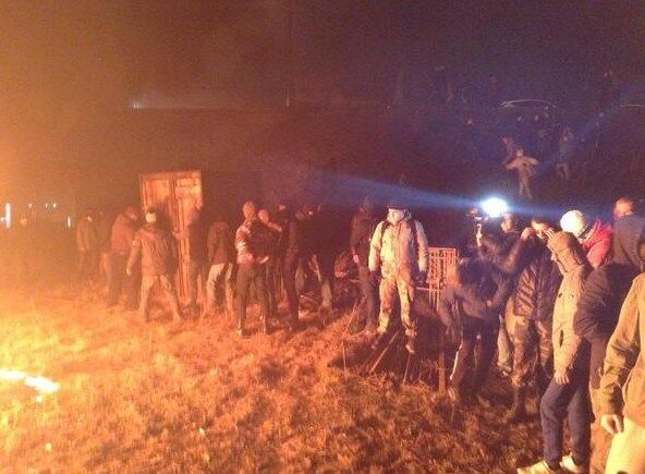 На Осокорках опять сожгли забор вокруг скандальной застройки: опубликованы фото