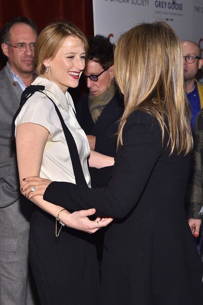 А теперь клетчатая Дженнифер Энистон на красной дорожке (клетка в тренде)