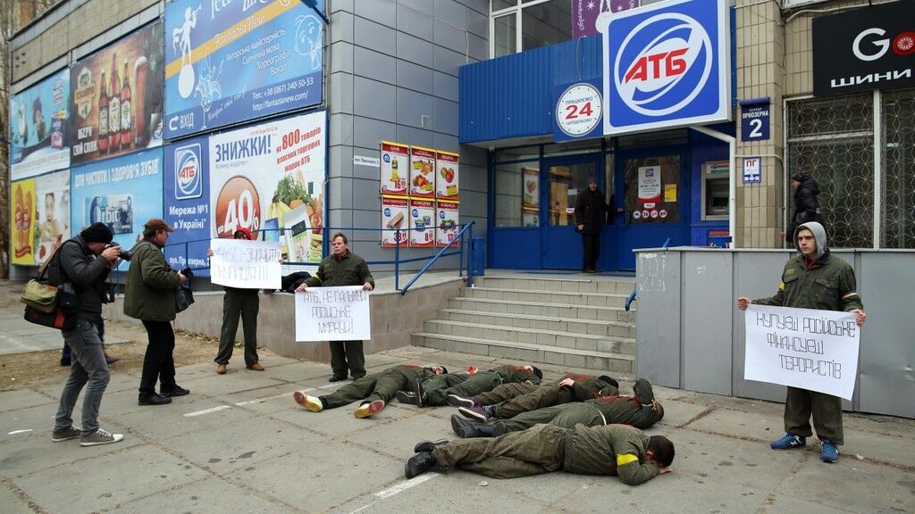 Противники російських товарів влаштували акцію бойкоту біля супермаркету "АТБ" у Києві
