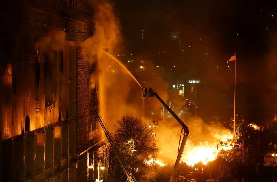 В соцсети опубликовали 42 легендарных фото с горящего киевского Евромайдана