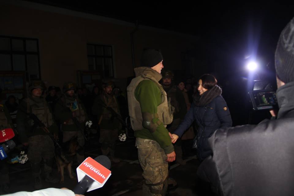 Боєць АТО зробив публічну пропозицію руки і серця: фотографії романтичного зізнання