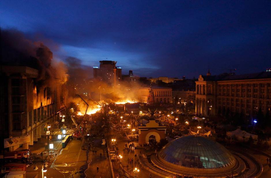 В соцсети опубликовали 42 легендарных фото с горящего киевского Евромайдана