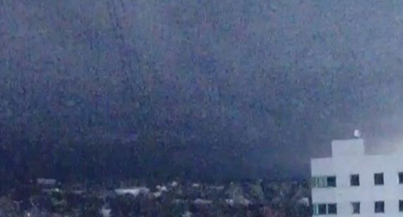 Ночной Донецк озарила загадочная мощная вспышка: видео освещенного города