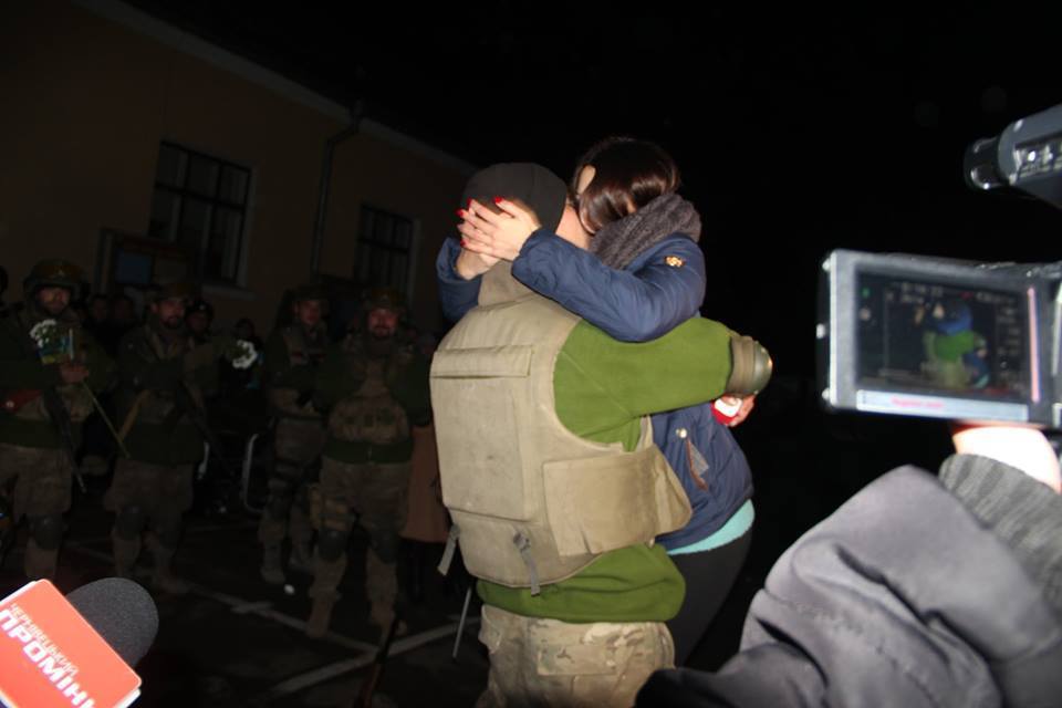 Боєць АТО зробив публічну пропозицію руки і серця: фотографії романтичного зізнання