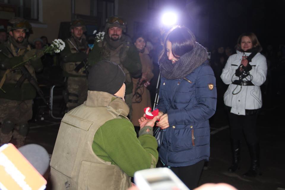 Боєць АТО зробив публічну пропозицію руки і серця: фотографії романтичного зізнання
