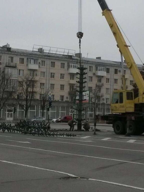 Война войной,  а Новый год по расписанию: в оккупированном Луганске устанавливают елку