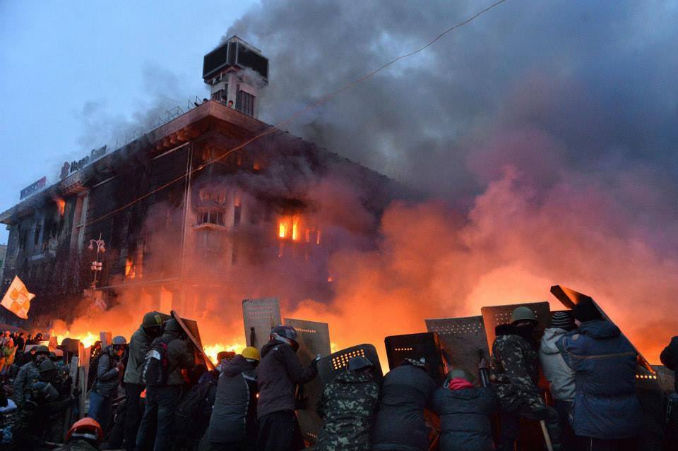 У соцмережі опублікували 42 легендарних фото з палаючого київського Євромайдану