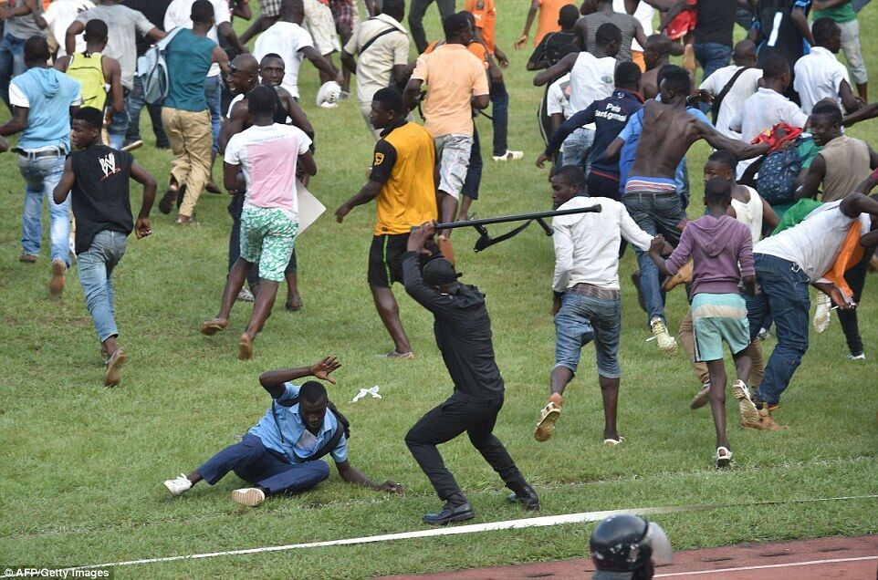 Полиция жестоко избила африканских болельщиков: фото инцидента