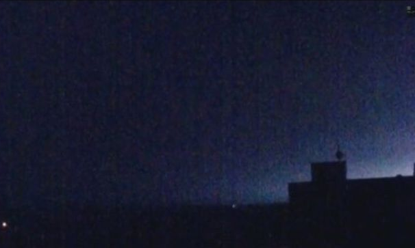 Ночной Донецк озарила загадочная мощная вспышка: видео освещенного города